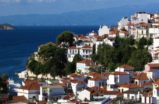 Survey: Britons eye Greek properties